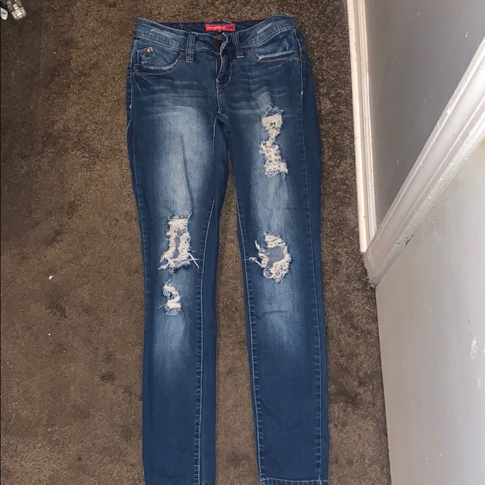 Juniors ‘Wanna betta butt’ skinny distressed jeans